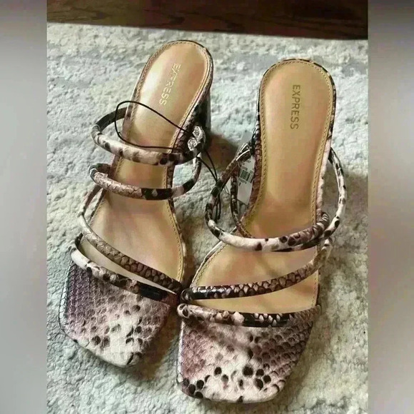 Express Strappy Sandal Size 9 NWT - Picture 1 of 3